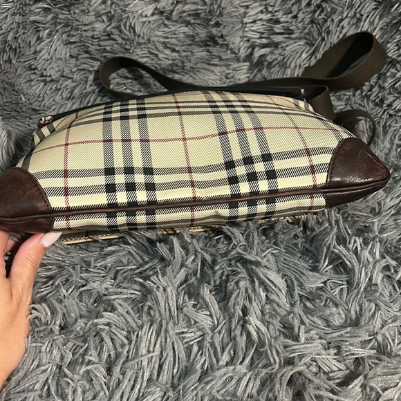 Burberry Fold Down Crossbody. - Picture 5 of 12